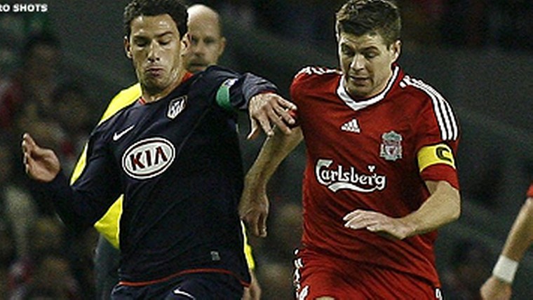 Late penalty brengt Liverpool naast Atlético Madrid