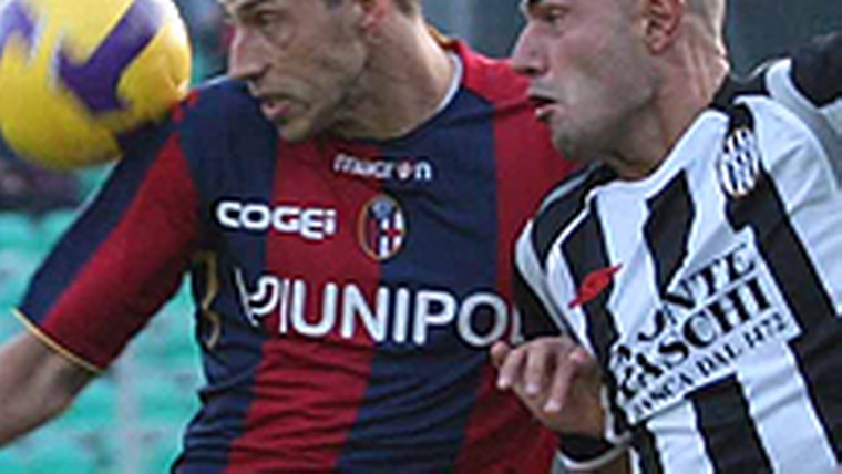 Supporter Bologna werpt geschonken shirt terug