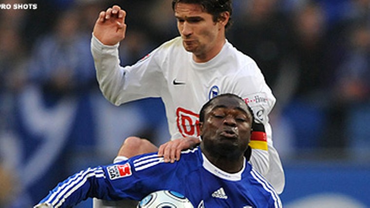 Goal Asamoah neemt druk op Ruttens Schalke weg