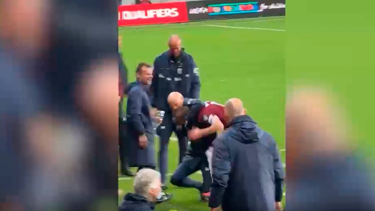 Voetbal of judo? Noorse coach probeert Ødegaard te vloeren na wissel