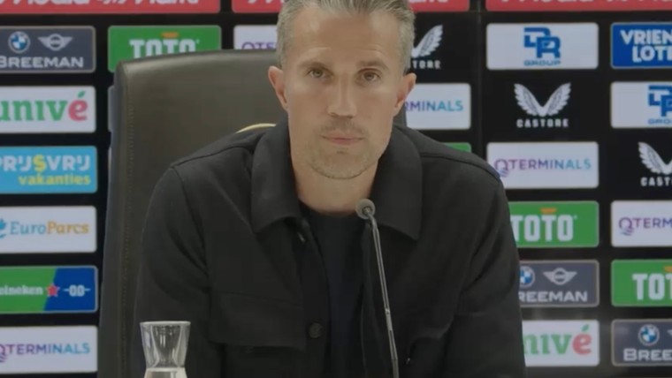 Van Persie geeft tekst en uitleg over late wissels bij Feyenoord