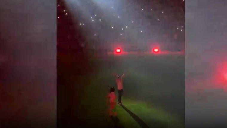 Prachtbeelden: Kökcü zet volgepakt Besiktas-stadion op zijn kop bij presentatie