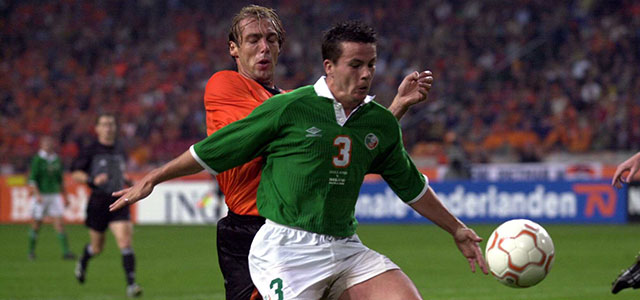 Ian Harte, hier in duel met Paul Bosvelt, speelde in 2002 nog op het WK met Ierland.