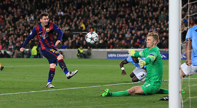 Joe Hart voorkomt met een van zijn tien reddingen dat Lionel Messi scoort.