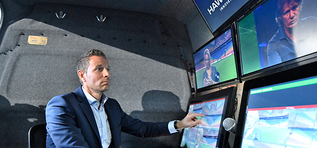 Pol van Boekel was woensdag video-scheidsrechter bij Ajax-Willem II.
