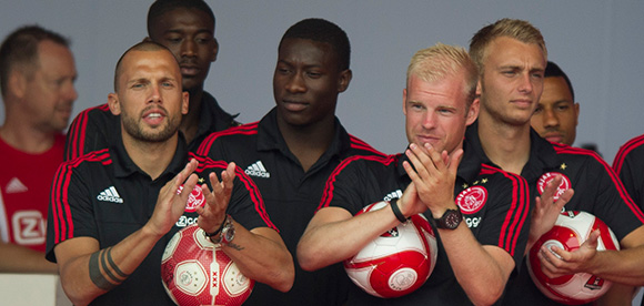 Davy Klaassen (rechts) is de nieuwe aanvoerder van Ajax. Samen met vice-aanvoerder John Heitinga bedankt hij het publiek. 