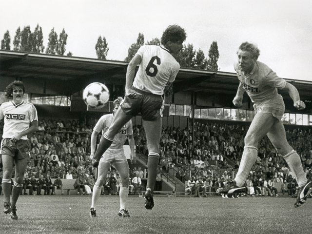 Feyenoord bewaart slechte herinneringen aan het bezoekje aan Enschede op 11 december 1988. Al binnen een kwartier hadden Marco Roelofsen en Pieter Huistra de Rotterdammers op 2-0 achterstand gezet. De score liep uiteindelijk uit naar 6-1. Dat betekende de grootste overwinning van Twente op Feyenoord ooit. André Hoekstra kopt op doel langs voorstopper André Paus en uiterst links kijkt Fred Rutten toe.