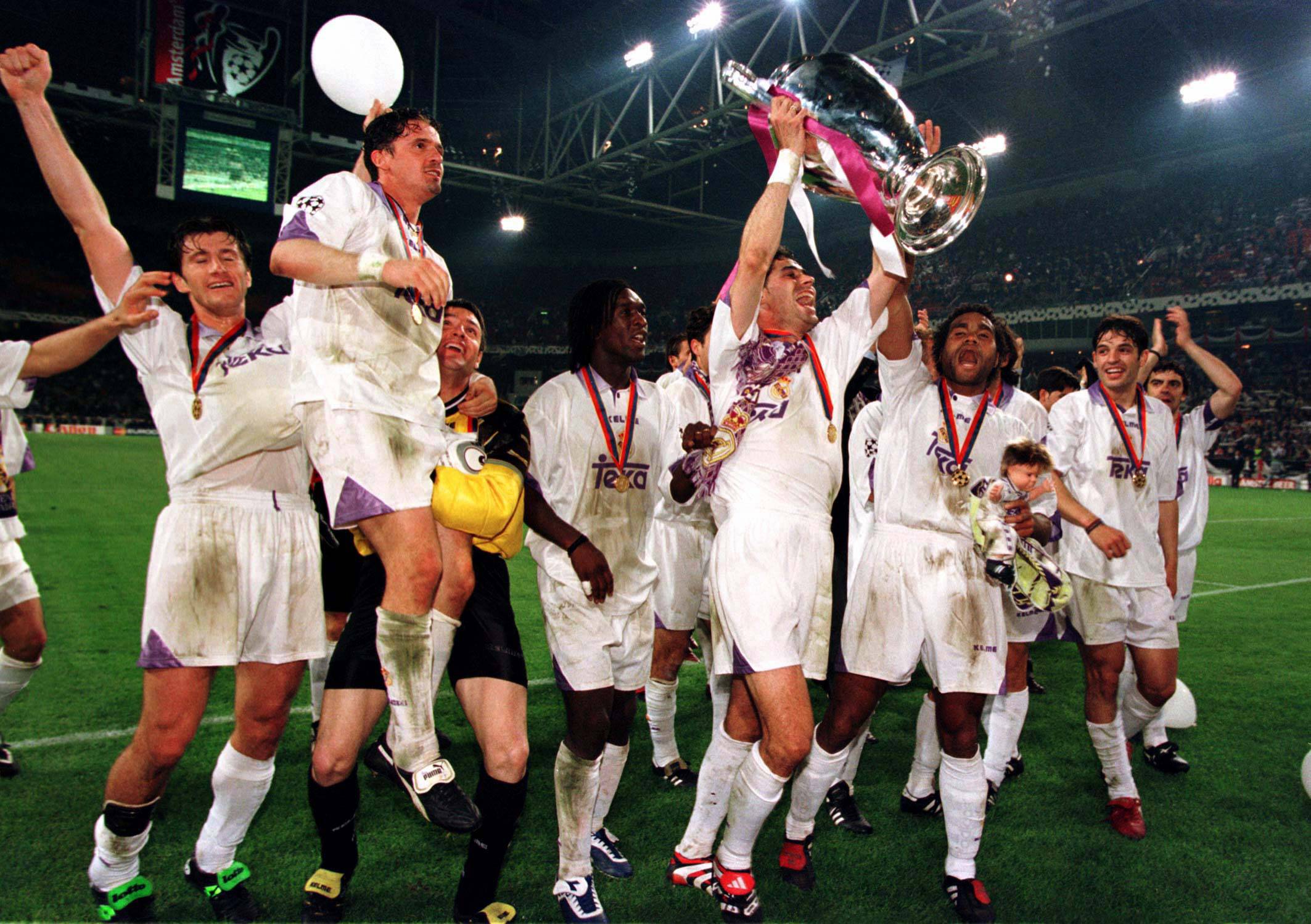 Clarence Seedorf viert de winst van de Champions League in 1998 met zijn toenmalige ploeggenoten van Real Madrid, dat Juventus in Amsterdam met 1-0 versloeg.