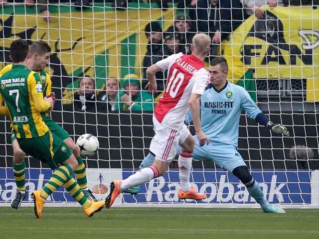 De fraaie goal van Klaassen bleek voor Ajax niet genoeg voor de zege.