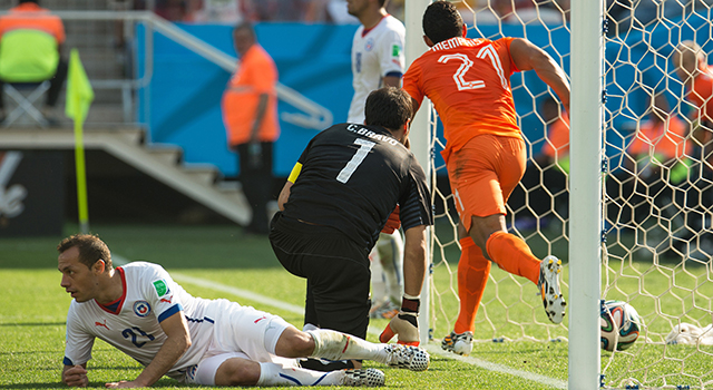 Claudio Bravo kon Chili niet behoeden voor een 2-0 nederlaag tegen Nederland. Hier moet de Chileense captain toekijken hoe Memphis Depay juichend wegloopt na de 2-0.
