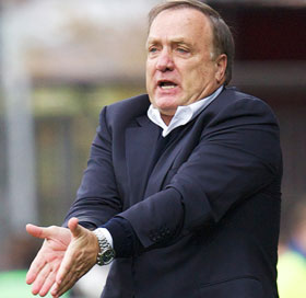 Als vanouds: Dick Advocaat laat zich aan de zijlijn in woord en gebaar gelden.