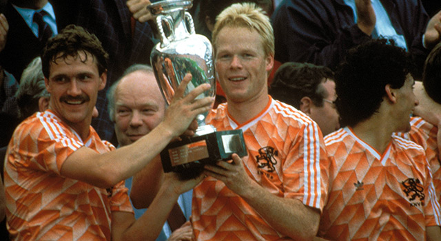 Berry van Aerle, Ronald Koeman en Gerald Vanenburg gingen Claudio Bravo in 1988 voor door onder meer Europees kampioen te worden met Oranje.
