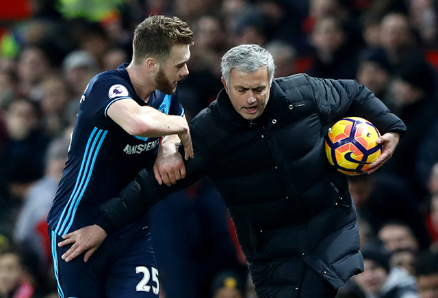 José Mourinho deed er alles aan om tijd te winnen voor zijn ploeg in de slotfase.