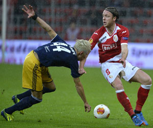 Ronnie Stam, hier in duel met doelpuntenmaker Kevin Kampl, is met Standard Luik uitgeschakeld in Europa.