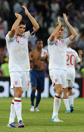 Steven Gerrard en Jordan Henderson zij aan zij namens de nationale ploeg van Engeland. Gerrard draagt hier de aanvoerdersband van The Three Lions, die eer is inmiddels toebedeeld aan Wayne Rooney.