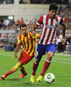 Jordi Alba (Barcelona) en Diego Costa (Atlético Madrid) in duel tijdens de supercup. Over twee duels bleek Barcelona de sterkste.