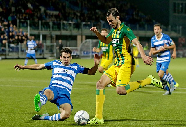 Mike Havenaar, in duel met Dirk Marcellis van PEC Zwolle, scoorde al drie keer voor ADO Den Haag.