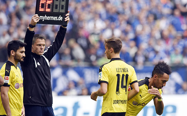 Ilkay Gündogan en Pierre-Emerick Aubameyang (rechts) kwamen pas na 73 minuten in het veld tijdens de derby tegen Schalke 04.