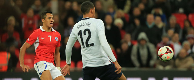 Alexis Sánchez (links) stift in blessuretijd de 0-2 binnen, Chris Smalling komt te laat.