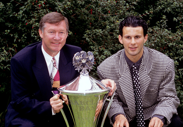 Ryan Giggs met zijn voormalig Manchester United-manager Sir Alex Ferguson. Het duo knielt in 1993 naast een van de vele prijzen die zij samen wonnen.