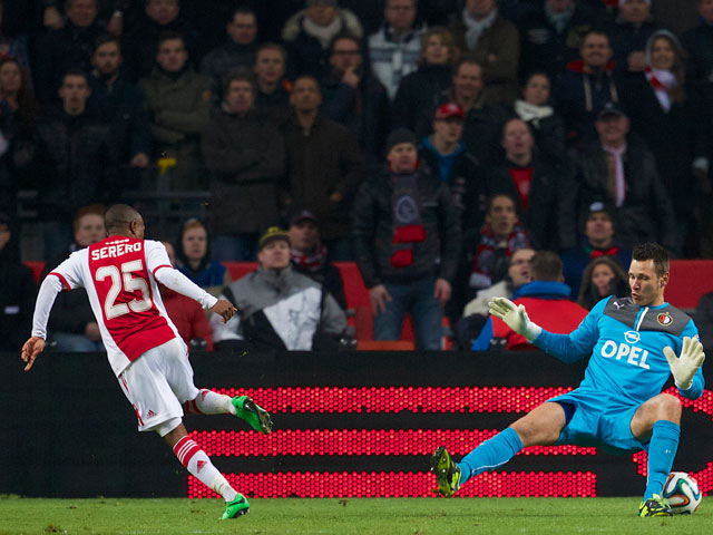 Na de late 3-1 van Thulani Serero is het gespeeld; Ajax schaart zich ten koste van Feynenoord bij de laatste vier.