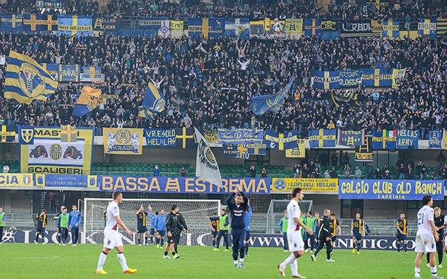 De fanatieke fans van Verona tijdens in Stadio Bentegodi.