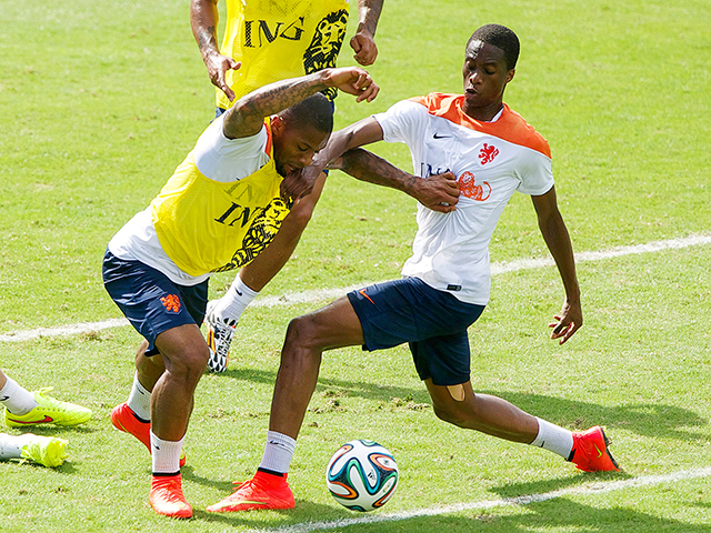 Jeremain Lens hoopt na zijn invalbeurt tegen Spanje stiekem op een basisplaats, mocht Louis van Gaal tegen Australië voor 4-3-3 kiezen. Terence Kongolo probeert de aanvaller van Dinamo Kiev af te stoppen.