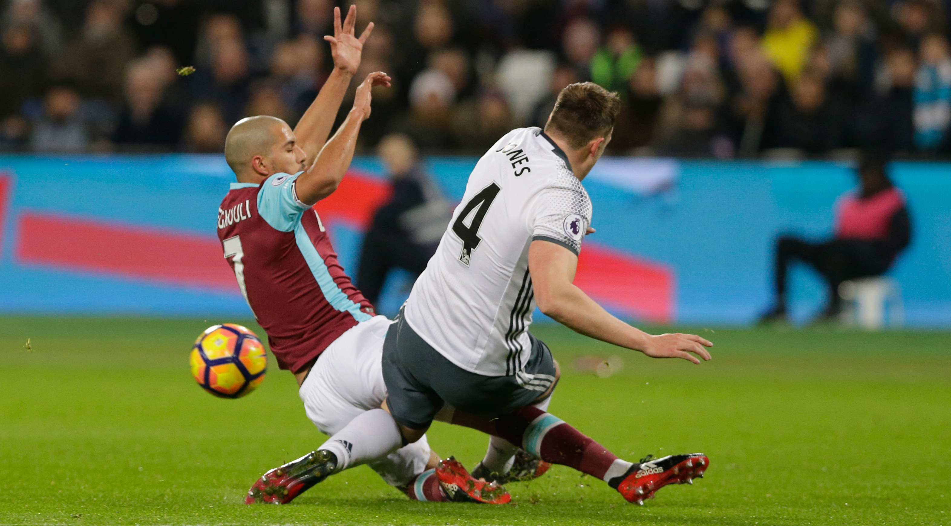 De veelbesproken tackle van Sofiane Feghouli, die de bal te ver voor zich uit speelde.