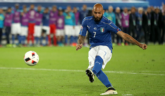 Simone Zaza maakt het van alle penaltynemers het bontst tijdens Duitsland - Italië door na een rare aanloop hopeloos te missen. Ook Pellè mist. De spits van Southampton zorgt voor ophef met zijn Panenka-gebaar richting doelman Manuel Neuer. Ook hij gaat vervolgens in de fout.