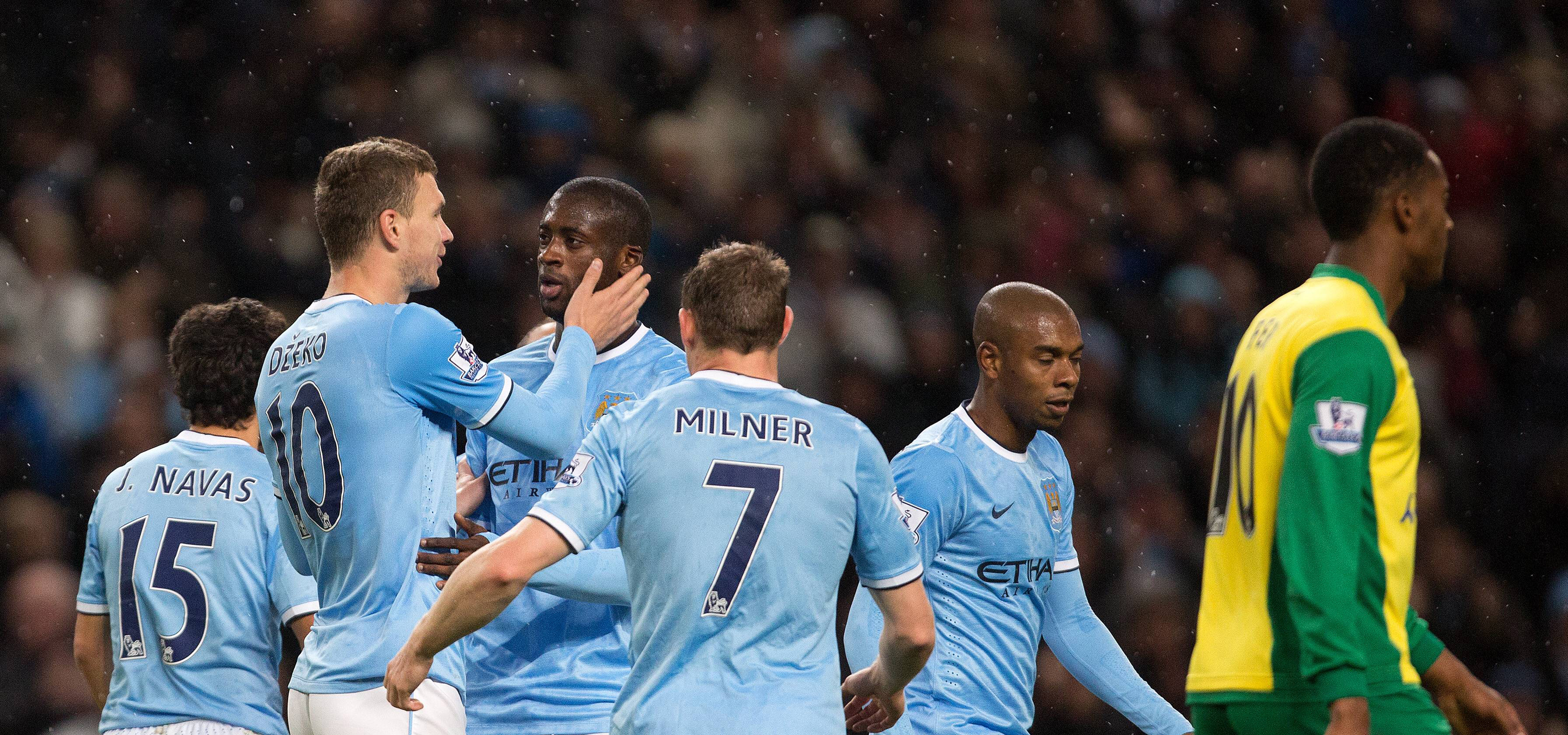 City zit niet bij de pakken neer. Een week na de nederlaag in Londen wordt het Norwich City van Leroy Fer (rechts) in Manchester met grof geweld verpulverd. Het wordt 7-0.