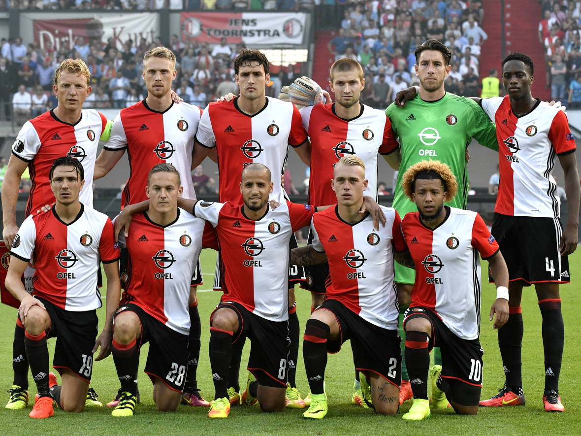 De elf mannen van Feyenoord voorafgaand aan het duel met Manchester United.