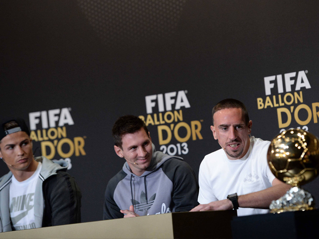 Voorafgaand aan het gala hielden de drie hoofdrolspelers, de drie kanshebbers Cristiano Ronaldo, Lionel Messi en Franck Ribéry, een persconferentie. De felbegeerde prijs schittert al op de tafel. Franck Ribéry kan er zijn ogen niet van afhouden.