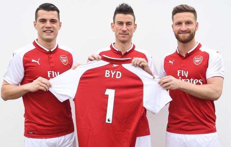 Spelers van Arsenal poseerden al met de nieuwe sponsor.