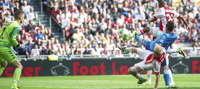 Thulani Serero schiet de 1-0 binnen voor Ajax.