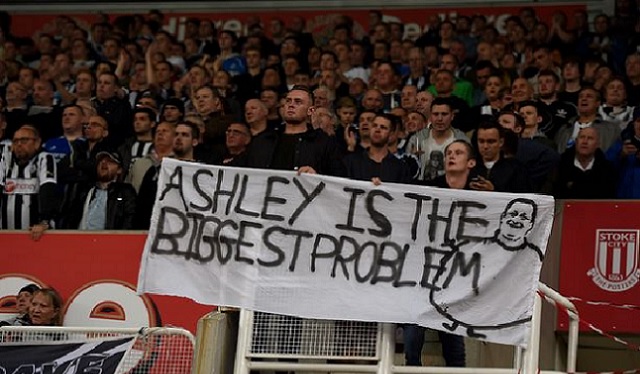 Supporters eisen vertrek clubeigenaar Mike Ashley, die verantwoordelijk gehouden wordt voor het wanbeleid van de club.