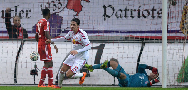 Robert Zulj verschalkt Bayern München-doelman Manuel Neuer terwijl David Alaba lijdzaam toekijkt. 