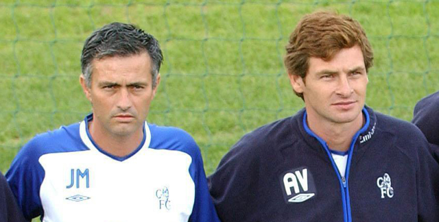 José Mourinho in 2004 als manager van Chelsea met André Villas-Boas aan zijn zijde.