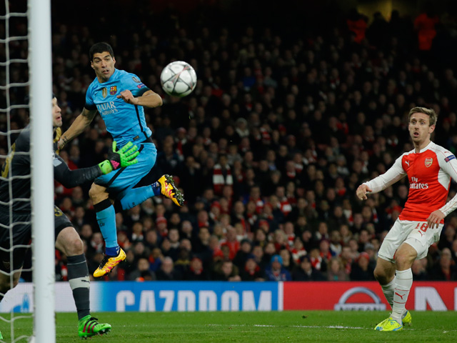 De grootste kans uit de eerste helft: Luis Suárez kopt voorlangs uit een voorzet van Dani Alves.