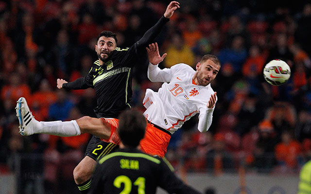 Raúl Albiol duelleert tijdens Nederland - Spanje van 31 maart 2015 (2-0) met Bas Dost.