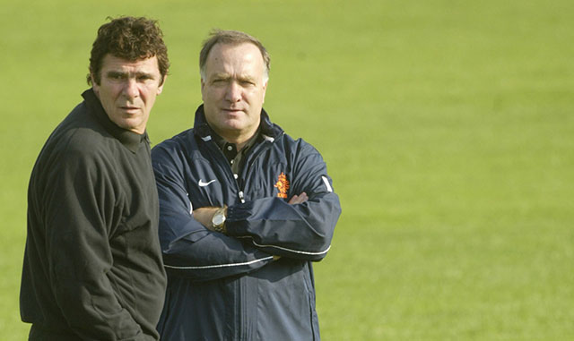 Dick Advocaat en Willem van Hanegem overleggen tijdens een training van het Nederlands elftal.