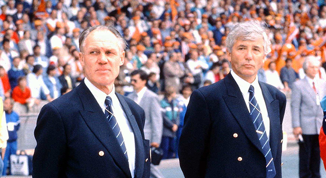 Nol de Ruiter als assistent-coach van Rinus Michels tijdens het EK 1988, dat Nederland zou winnen.