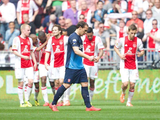 FC Twente speelde in Amsterdam een prima wedstrijd, maar scoorde niet en liet zich dus de kaas van het brood eten door Ajax. Ex-Ajacied Robbert Schilder druipt geslagen af na de openingstreffer van Stefano Denswil. Het werd uiteindelijk 3-0 voor de gastheren.