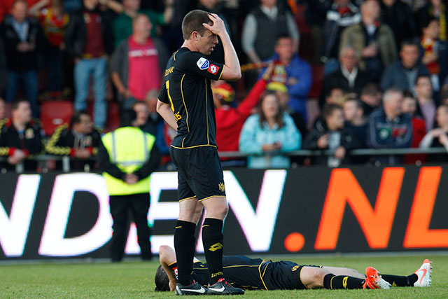 Bart Biemans en doelpuntenmaker Davy De Beule (liggend) beseffen dat het leed geschied is voor Roda JC, dat ondanks een 1-0 overwinning bij Go Ahead Eagles voor het eerst uit de Eredivisie degradeert.