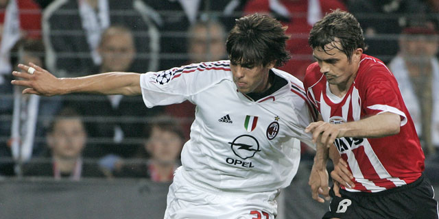 Cocu tijdens de return tegen Milan in 2005 in duel met Kaká.