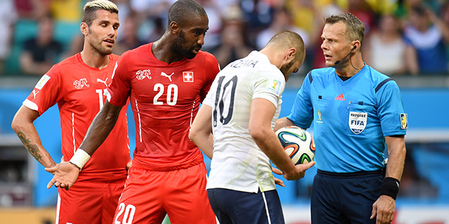 Johan Djourou protesteert, maar Björn Kuipers is onverbiddelijk bij het geven van een strafschop. Dat is hij even later ook als Karim Benzema denkt zijn vierde goal van het WK te hebben gemaakt.