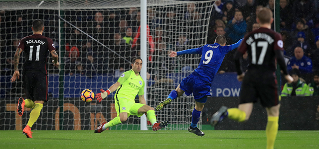 Jamie Vardy opende al na twee minuten de score tegen Manchester City, dat nu vier punten achter staat op koploper Arsenal.