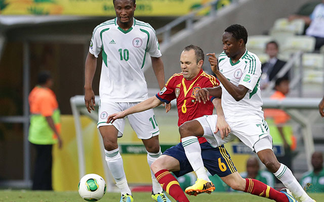 De kans is groot dat we Ahmed Musa (ex-VVV-Venlo) terugzien op het WK. Hier duelleert hij met Andrés Iniesta tijdens Nigeria - Spanje op de Confederations Cup van vorige zomer. Links Jon Obi Mikel.