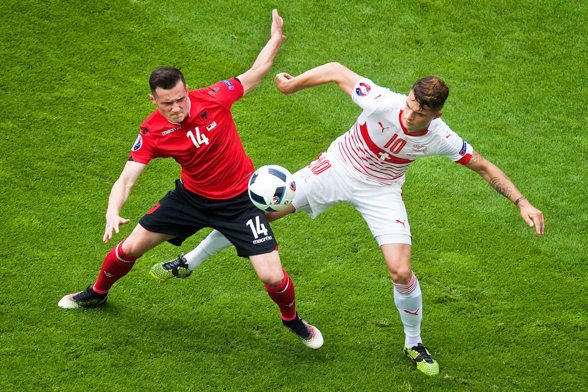 Taulant Xhaka (links) en Granit Xhaka (rechts) in de eerste broederstrijd ooit op een EK tijdens Albanië - Zwitserland.