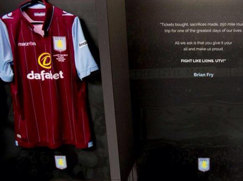 De kleedkamer van Aston Villa is in FA Cup-sferen gebracht, met onder meer boodschappen van fans op de muren. 
