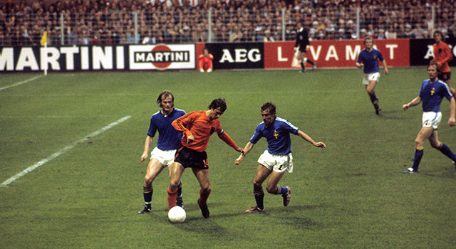 Johan Cruijff in duel met Zweeds international Jan Olsson (rechts).
